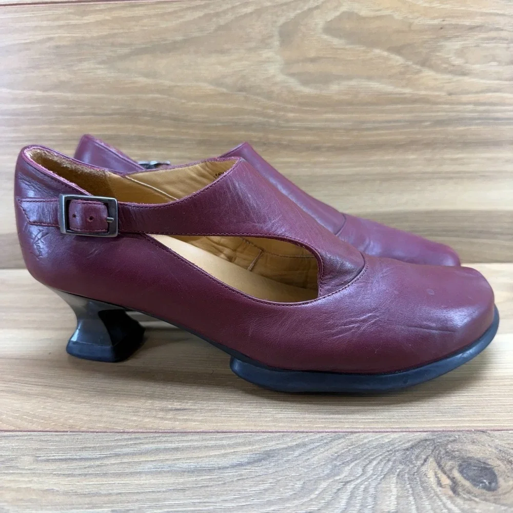 JOHN FLUEVOG Gracias Pump 8.5 Burgundy Deep Red Leather Buckle Mid Heel Wearever
